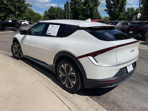 Snow White Pearl 2024 Kia EV6 Light