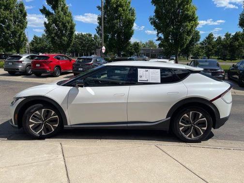 Snow White Pearl 2024 Kia EV6 Light
