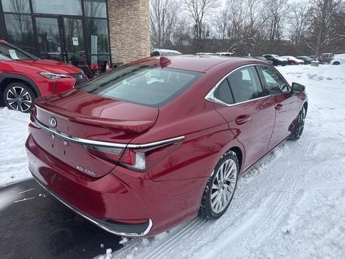 2022 Lexus ES 300h Luxury