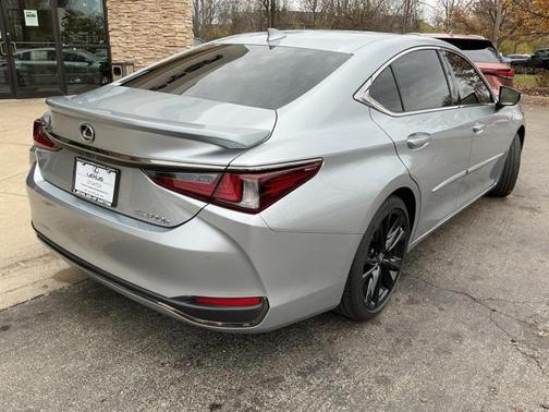 2023 Lexus ES 300h F SPORT Handling