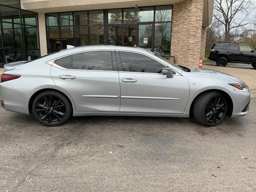 2023 Lexus ES 300h F SPORT Handling