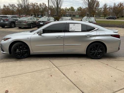 2023 Lexus ES 300h F SPORT Handling