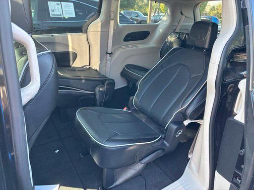 Brilliant Black Crystal Pearlcoat 2023 Chrysler Pacifica Limited