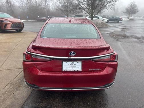 2022 Lexus ES 300h Luxury