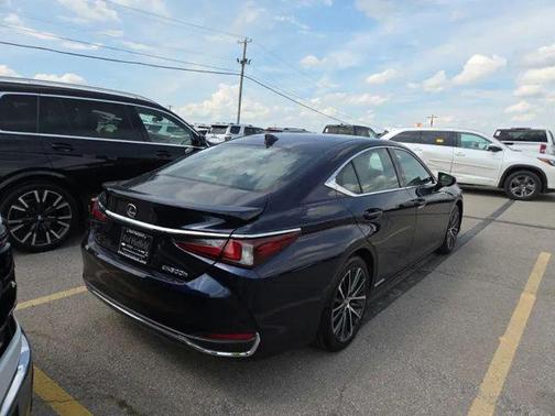 Mica 2022 Lexus ES 300h Base