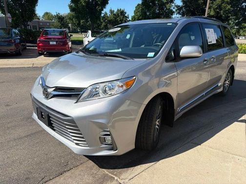 Silver Sky Metallic 2018 Toyota Sienna XLE