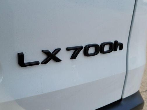 Pear 2026 Lexus LX 700h Luxury