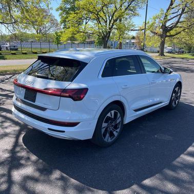 Glacier White Metallic 2023 Audi e-tron Premium Plus quattro
