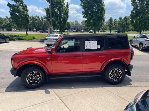 Hot Pepper Red Metallic Tinted Clearcoat 2023 Ford Bronco Outer Banks