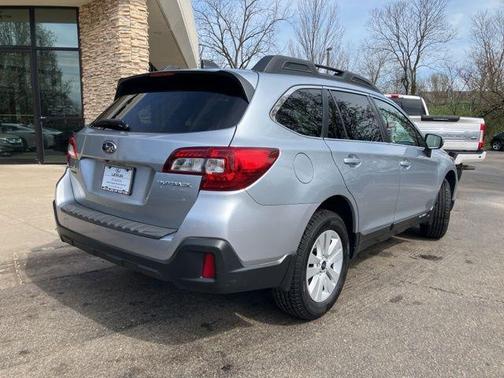 Ice Silver Metallic 2018 Subaru Outback 2.5i Premium