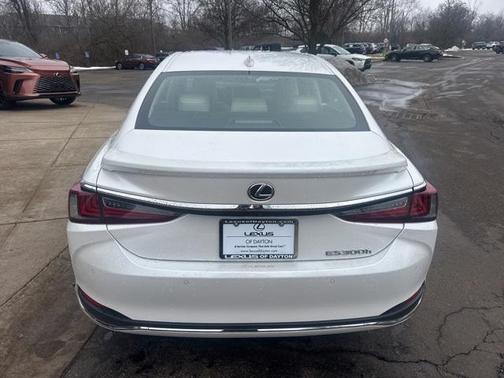 2025 Lexus ES 300h Luxury