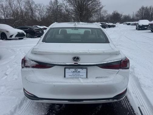 2025 Lexus ES 300h Luxury