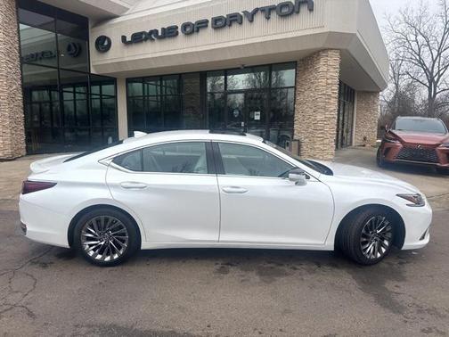 2025 Lexus ES 300h Luxury