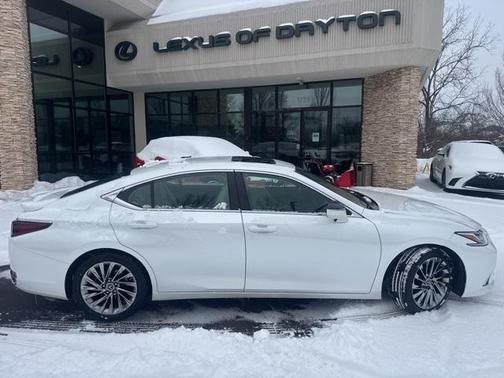 2025 Lexus ES 300h Luxury