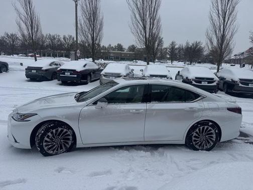 2025 Lexus ES 300h Luxury