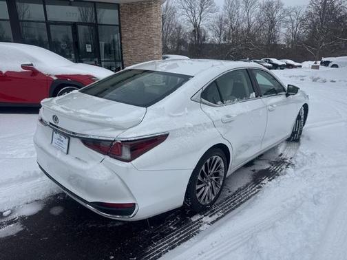2025 Lexus ES 300h Luxury