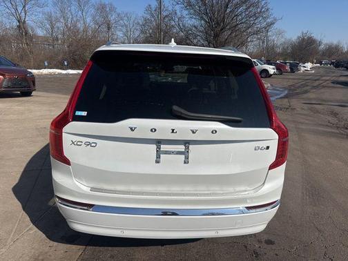 Crystal White Metallic 2023 Volvo XC90 B6 Ultimate 7-Seater
