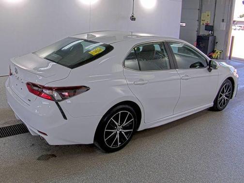Ice 2023 Toyota Camry SE