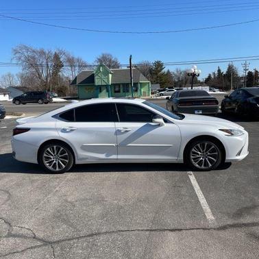 2020 Lexus ES 300h Base