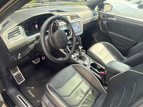 Deep Black Pearl 2022 Volkswagen Tiguan 2.0T SEL