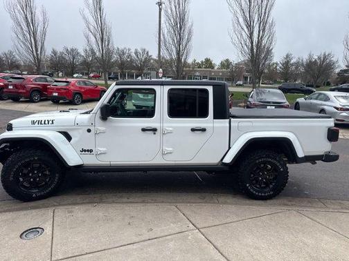 Bright White Clearcoat 2024 Jeep Gladiator Willys