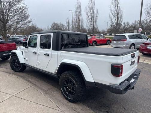 Bright White Clearcoat 2024 Jeep Gladiator Willys