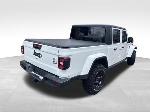 Bright White Clearcoat 2024 Jeep Gladiator Willys