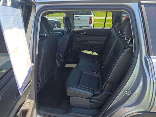 Silver Metallic 2023 Volkswagen Atlas 3.6L SE w/Technology