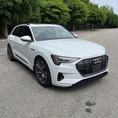 Glacier White 2023 Audi e-tron Premium Plus quattro