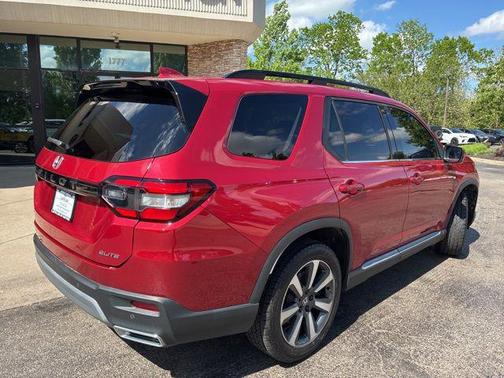 A 2023 Honda Pilot AWD Elite