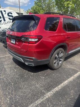 A 2023 Honda Pilot AWD Elite
