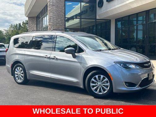 Billet Silver Metallic Clearcoat 2017 Chrysler Pacifica Touring-L