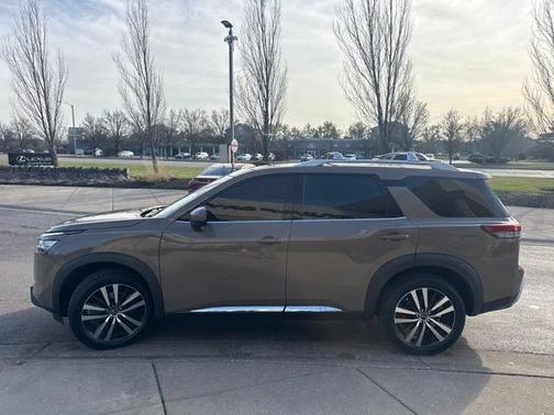 2023 Nissan Pathfinder Platinum 4WD