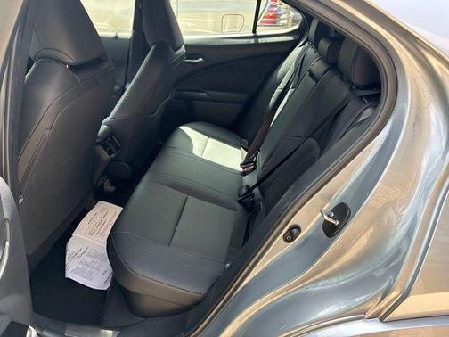 Iridium 2023 Lexus UX 250h Base