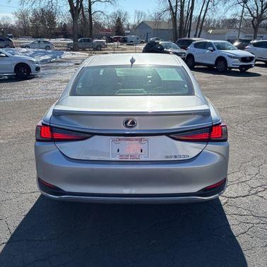 2021 Lexus ES 300h Luxury