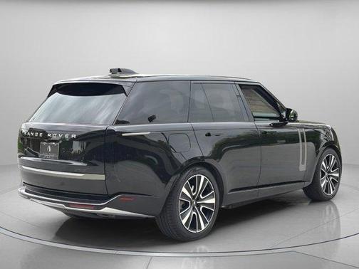 2025 Land Rover Range Rover P550e SE