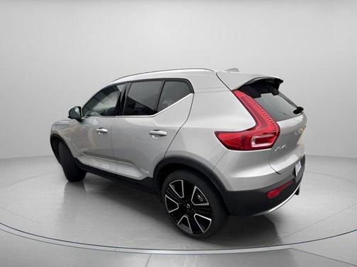 2025 Volvo XC40 B5 Ultra Bright Theme