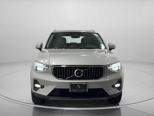 2025 Volvo XC40 B5 Ultra Bright Theme