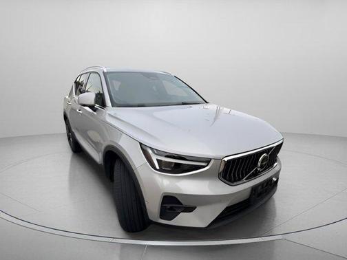 2025 Volvo XC40 B5 Ultra Bright Theme