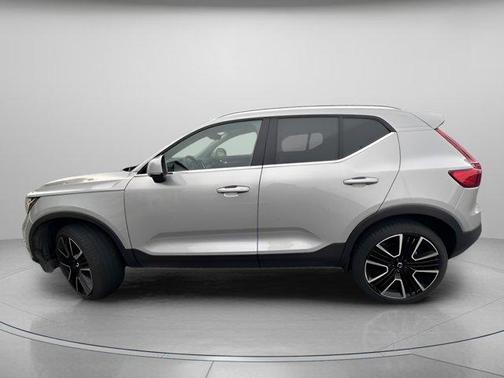 2025 Volvo XC40 B5 Ultra Bright Theme