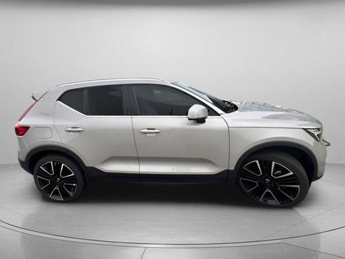 2025 Volvo XC40 B5 Ultra Bright Theme