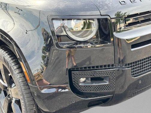 2025 Land Rover Defender P400 X-Dynamic SE