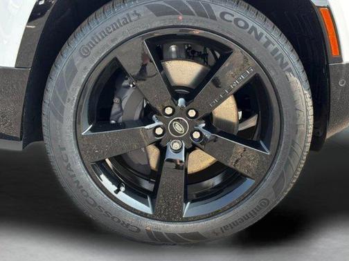 2025 Land Rover Defender P400 X-Dynamic SE