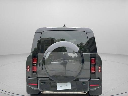 2025 Land Rover Defender P400 X-Dynamic SE