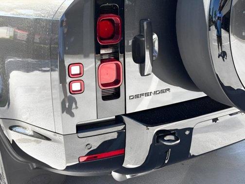 2025 Land Rover Defender P400 X-Dynamic SE