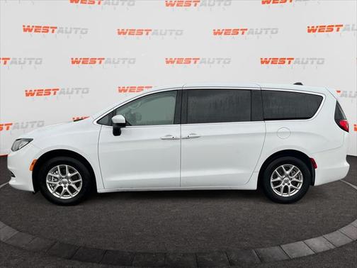 2022 Chrysler Voyager LX