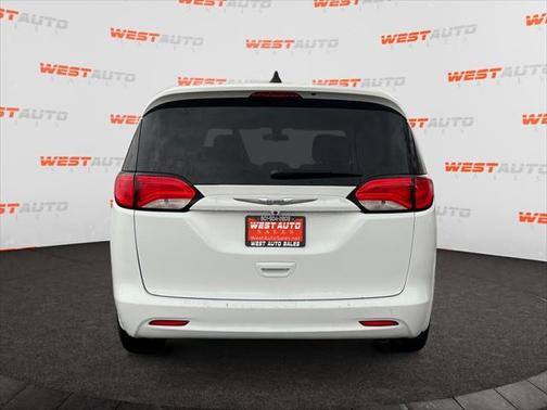 2022 Chrysler Voyager LX