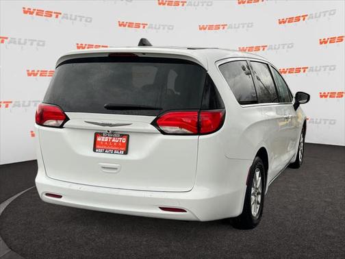2022 Chrysler Voyager LX
