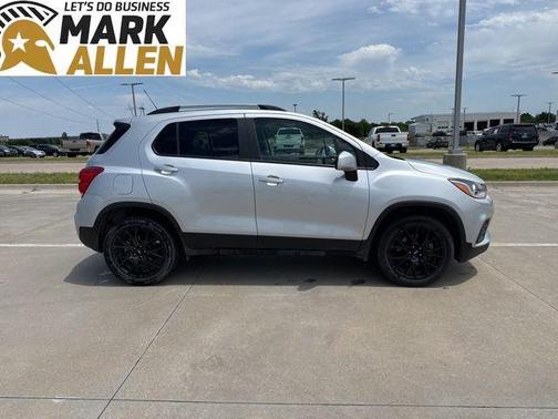 Silver Ice Metallic 2022 Chevrolet Trax LT
