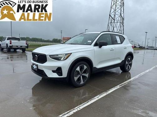 Crystal White Metallic 2023 Volvo XC40 B4 Ultimate Dark Theme